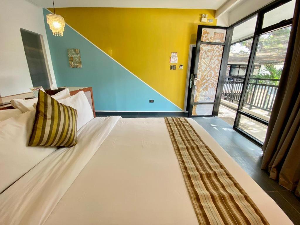 White Breeze Palawan Boutique Hotel Puerto Princesa Luaran gambar